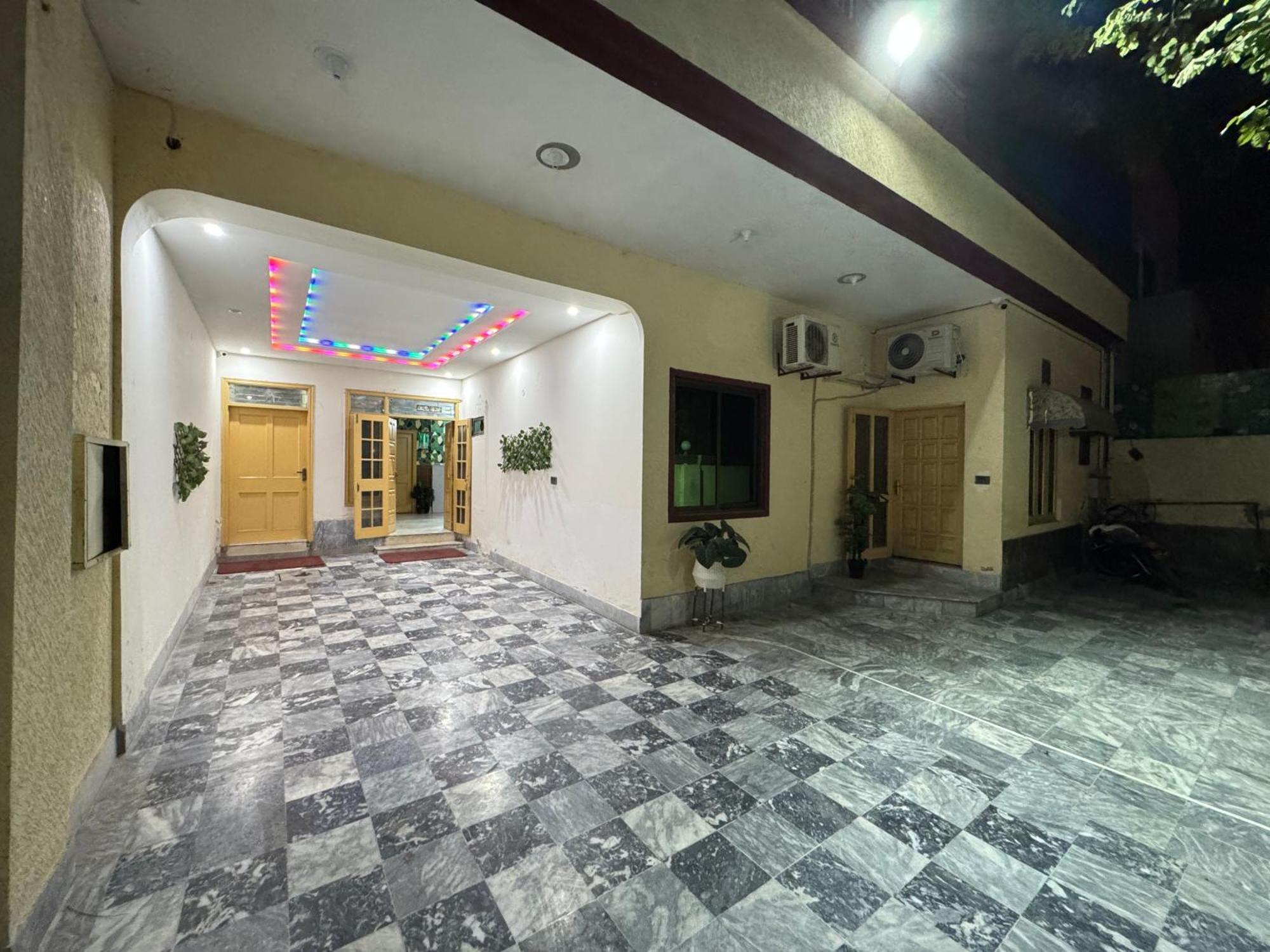 Отель Royal Executive Residency Исламабад Экстерьер фото